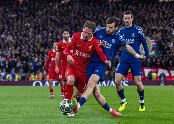 Football - UEFA Champions League - Round of 16 2nd Leg - Liverpool FC v Paris Saint-Germain FC LIVERPOOL, ENGLAND - Tuesday, March 11, 2025: Liverpool s Alexis Mac Allister is challenged by Paris Saint-Germain s Khvicha Kvaratskhelia (R) during the UEFA Champions League Round of 16 2nd Leg match between Liverpool FC and Paris Saint-Germain FC at Anfield. (Photo by David Rawcliffe Propaganda) LIVERPOOL Anfield MERSEYSIDE ENGLAND  Copyright: xDavidxRawcliffex P2025-03-11-Liverpool_PSG-50