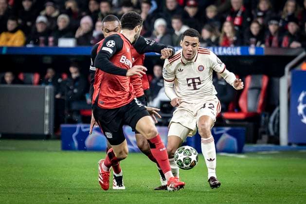 UEFA Champions League, Bayer 04 Leverkusen FC Bayern Munich 11 03 2025 Jamal Musiala FC Bayern Munich, 42 is harassed by Jonathan Tah Bayer 04 Leverkusen, 4 and Mario Hermoso Bayer 04 Leverkusen UEFA Champions League, Bayer 04 Leverkusen FC Bayern Munich, round of 16, second leg, 11 03 2025 at BayArena in Leverkusen Copyright: xBEAUTIFULxSPORTS AxelxKohringx