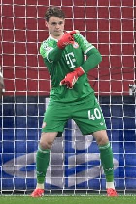 11 03 2025, xjrdrx, Football UEFA Champions League, Bayer 04 Leverkusen Bayern Munich v l Jonas Urbig Muenchen, 40 gives instructions, gesticulates with arms, gesticulates, gives instructions DFL DFB REGULATIONS PROHIBIT ANY USE OF PHOTOGRAPHS as IMAGE SEQUENCES and or QUASI VIDEO Leverkusen
