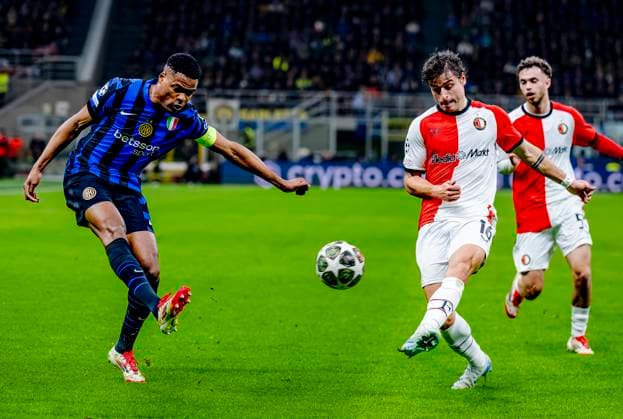 FC Internazionale Milan defender Denzel Dumfries, Feyenoord Rotterdam defender Hugo Bueno during the match Inter Feyenoord at the San Siro Stadium for the UEFA Champions League Round of 16 2st leg season 2024 2025 in MILAN, Italia on 11 march 2025, photo by Marcel van Dorst EYE4images DeFodi Images