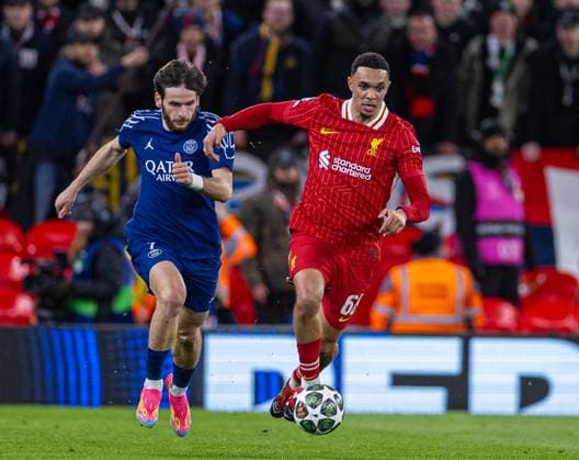 Football - UEFA Champions League - Round of 16 2nd Leg - Liverpool FC v Paris Saint-Germain FC LIVERPOOL, ENGLAND - Tuesday, March 11, 2025: Liverpool s Trent Alexander-Arnold (R) gets away from Paris Saint-Germain s Khvicha Kvaratskhelia during the UEFA Champions League Round of 16 2nd Leg match between Liverpool FC and Paris Saint-Germain FC at Anfield. (Photo by David Rawcliffe Propaganda) LIVERPOOL Anfield MERSEYSIDE ENGLAND  Copyright: xDavidxRawcliffex P2025-03-11-Liverpool_PSG-57
