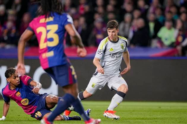 Estadi Olimpic Lluis Companys BARCELONA, SPAIN - MARCH 11: Samuel Dahl of SL Benfica (R) in action during the UEFA Champions League 2024 25 Round of 16 Second Leg match between FC Barcelona, Barca and SL Benfica at Estadi Olimpic Lluis Companys on March 11, 2025 in Barcelona, Spain. (Pedro Loureiro SPP) Copyright: xPedroxLoureirox xSPPx spp-en-PeLo-RC5_PED_Barcelona_Benfica_11Mar2025_ES121