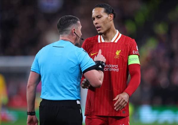 Liverpool FC v Paris Saint-Germain - UEFA Champions League 2024 25 Round of 16 Second Leg Referee Istvan Kovacs speaks to Virgil van Dijk of Liverpool during the UEFA Champions League 2024 25 UEFA Champions League 2024 25 Round of 16 Second Leg match between Liverpool FC and Paris Saint-Germain at Anfield on March 11, 2025 in Liverpool, England. Liverpool Anfield England United Kingdom Copyright: xedxSykes Sportsphoto APLx 14060886