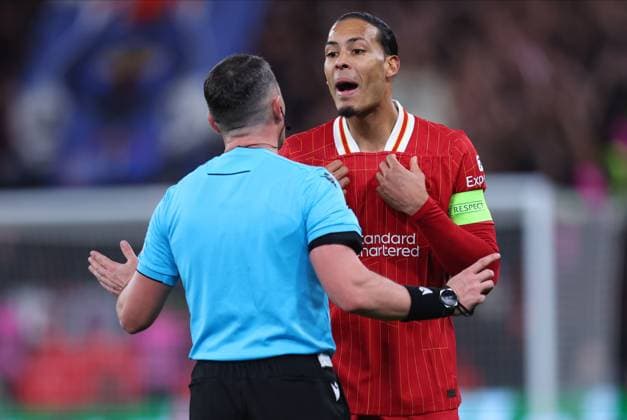 Liverpool FC v Paris Saint-Germain - UEFA Champions League 2024 25 Round of 16 Second Leg Referee Istvan Kovacs speaks to Virgil van Dijk of Liverpool during the UEFA Champions League 2024 25 UEFA Champions League 2024 25 Round of 16 Second Leg match between Liverpool FC and Paris Saint-Germain at Anfield on March 11, 2025 in Liverpool, England. Liverpool Anfield England United Kingdom Copyright: xedxSykes Sportsphoto APLx 14060887