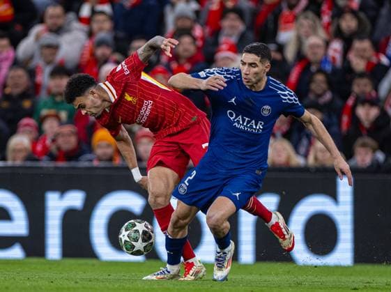 Football - UEFA Champions League - Round of 16 2nd Leg - Liverpool FC v Paris Saint-Germain FC LIVERPOOL, ENGLAND - Tuesday, March 11, 2025: Liverpool s Luis Diaz (L) is challenged by Paris Saint-Germain s Achraf Hakimi during the UEFA Champions League Round of 16 2nd Leg match between Liverpool FC and Paris Saint-Germain FC at Anfield. (Photo by David Rawcliffe Propaganda) LIVERPOOL Anfield MERSEYSIDE ENGLAND  Copyright: xDavidxRawcliffex P2025-03-11-Liverpool_PSG-62