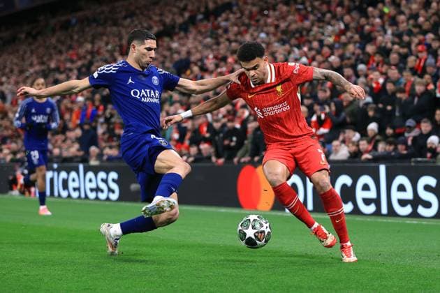 Fußball UEFA Champions League Achtelfinale 2. Spiel Liverpool gegen Paris Saint Germain 11. März 2025 UEFA Champions League Achtelfinale 2. Spiel Liverpool gegen Paris Saint Germain Achraf Hakimi von Paris Saint Germain und Luis Diaz von Liverpool Foto Simon Stacpoole Offside Liverpool UK  Copyright: xSimonxStacpoolexOffside