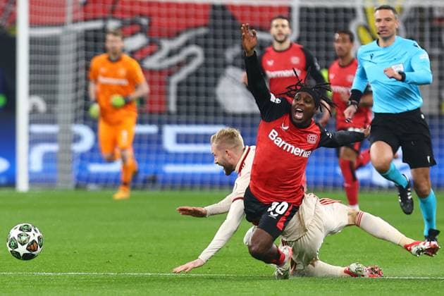 Jeremie Frimpong 30 Bayer 04 Leverkusen in duel, action, with Konrad Laimer 27 FC Bayern Muenchen Yellow card for Konrad Laimer 27 FC Bayern Muenchen Bayer 04 Leverkusen vs FC Bayern Muenchen, football, UEFA Champions League, round of 16, second leg, season 2024 2025, 11 03 2025 Photo kolbert press Ant Palmer BayArena NRW Germany Copyright: xkolbert-press AntxPalmerx