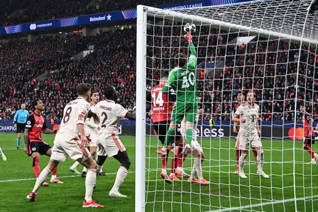 11 03 2025, xsltx, Football UEFA Champions League, Bayer 04 Leverkusen Bayern Munich v l Jonas Urbig Muenchen, 40 Parade, haelt den Ball, faengt den Ball, pariert DFL DFB REGULATIONS PROHIBIT ANY USE OF PHOTOGRAPHS as IMAGE SEQUENCES and or QUASI VIDEO Leverkusen