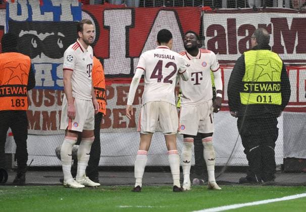 Cheers 0 2, v re , Alphonso Davies Bayern Muenchen , Jamal Musiala Bayern Muenchen , Harry Kane Bayern Muenchen 11 03 2025, Football UEFA Champions League 2024 25, Round of 16, Second leg, Bayer 04 Leverkusen FC Bayern München Leverkusen BayArena Nordrhein Westfalen Germany Team2