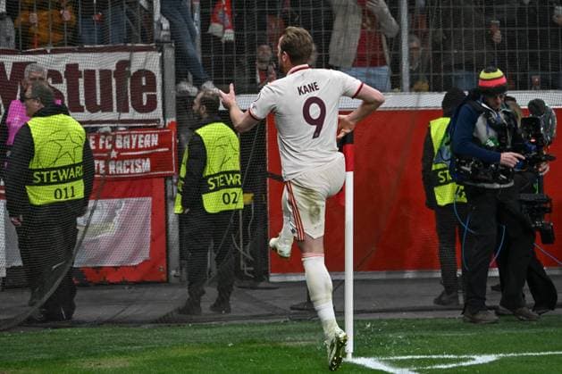 11 03 2025, xsltx, Football UEFA Champions League, Bayer 04 Leverkusen Bayern Munich v l cheering after the 0 1 by Harry Kane Muenchen, 9 DFL DFB REGULATIONS PROHIBIT ANY USE OF PHOTOGRAPHS as IMAGE SEQUENCES and or QUASI VIDEO Leverkusen