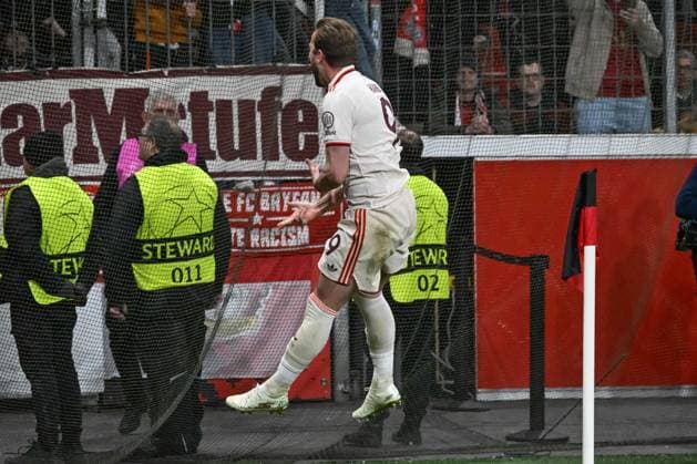 11 03 2025, xsltx, Football UEFA Champions League, Bayer 04 Leverkusen Bayern Munich v l cheering after the 0 1 by Harry Kane Muenchen, 9 DFL DFB REGULATIONS PROHIBIT ANY USE OF PHOTOGRAPHS as IMAGE SEQUENCES and or QUASI VIDEO Leverkusen