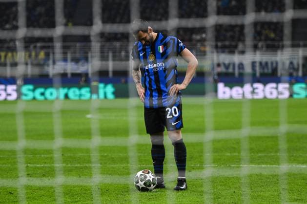 Hakan Calhanoglu of FC Internazionale scores a penalty during the UEFA Champions League round of 16 second leg match between Inter FC Internazionale and Feyenoord Rotterdam, on 10 of March 2025, at Giuseppe Meazza San Siro Siro stadium in Milan, Italy  Copyright: xTizianoxBallabio IPAxSportx xipa-agency.netx xx IPA_55225028 IPA_Agency_IPA55225028