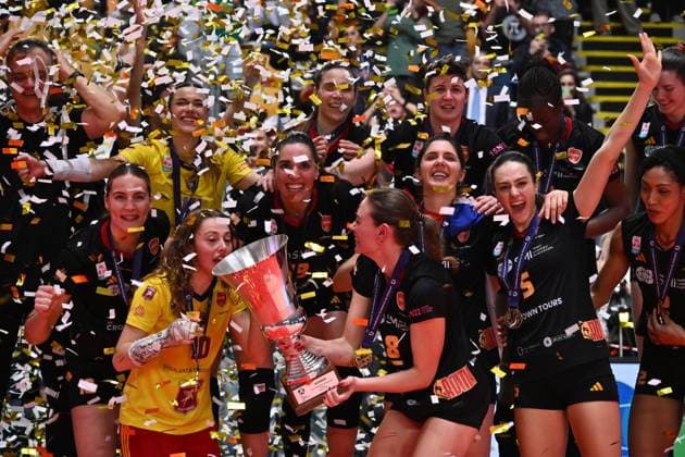 Roma Volley Club players celebrate the victory during the CEV Challenge Cup Final 2st Leg match between SMI Roma Volley and Reale Mutua Fenera Chieri 76 on March 11, 2025 at Palazzetto dello in Rome, Italy.  Copyright: xDomenicoxCippitelli IPAxSportx xipa-agency.netx xx IPA_55225323 IPA_Agency_IPA55225323