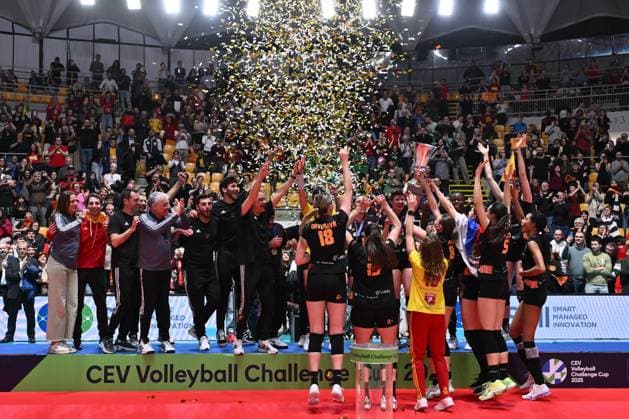 SMI Roma Volley v Reale Mutua Fenera Chieri 76 - CEV Challenge Cup Final 2nd Leg Roma Volley Club players celebrate the victory during the CEV Challenge Cup Final 2nd Leg match between SMI Roma Volley and Reale Mutua Fenera Chieri 76 in Rome, Italy, on March 11, 2025. Rome Italy Italy  Copyright: xDomenicoxCippitellix originalFilename:cippitelli-smiromav250311_np2P1.jpg