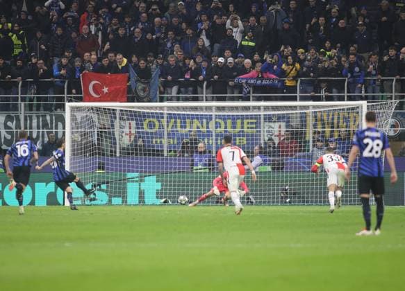 CALCIO - UEFA Champions League - Inter - FC Internazionale vs Feyenoord Hakan Calhanoglu of Inter FC scoring a goal on a penalty kick during the Uefa Champions League, 2024 25 season, football match between FC inter and Feyenoord Rotterdam on 11 of March 2025, at San Siro stadium, Milan, Italy. Photo Nderim Kaceli Milan Italy  Copyright: xIPAxSport ABACAx