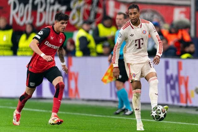 2025-03-11 Bayer 04 Leverkusen v FC Bayern Munchen - UEFA Champions League 2024 25 Round of 16 Second Leg LEVERKUSEN, GERMANY - MARCH 11: Piero Hincapie of Bayer 04 Leverkusen battles for the ball with Michael Olise of FC Bayern Munchen during the UEFA Champions League 2024 25 Round of 16 Second Leg match between Bayer 04 Leverkusen and FC Bayern Munchen at BayArena on March 11, 2025 in Leverkusen, Germany. Leverkusen BayArena Germany Content not available for redistribution in The Netherlands directly or indirectly through any third parties. Copyright: xJorisxVerwijstx