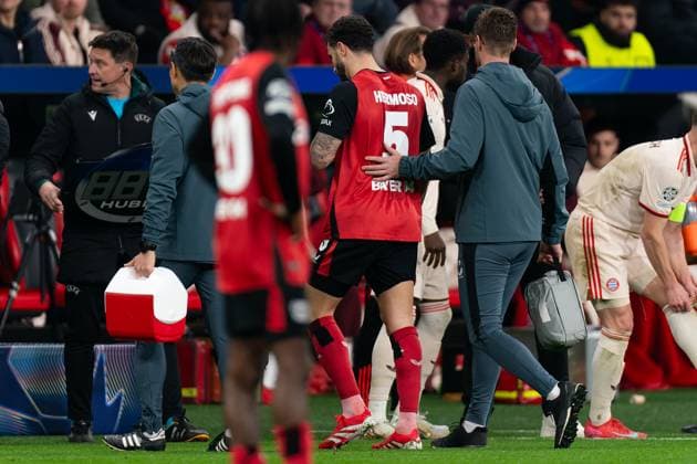 2025-03-11 Bayer 04 Leverkusen v FC Bayern Munchen - UEFA Champions League 2024 25 Round of 16 Second Leg LEVERKUSEN, GERMANY - MARCH 11: Mario Hermoso of Bayer 04 Leverkusen leaves the pitch with an injury during the UEFA Champions League 2024 25 Round of 16 Second Leg match between Bayer 04 Leverkusen and FC Bayern Munchen at BayArena on March 11, 2025 in Leverkusen, Germany. Leverkusen BayArena Germany Content not available for redistribution in The Netherlands directly or indirectly through any third parties. Copyright: xJorisxVerwijstx