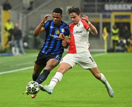 (250312) -- MILAN, March 12, 2025 -- Inter Milan s Denzel Dumfries (L) vies with Feyenoord s Hugo Bueno during the round of 16 second leg match of UEFA Champions League between Inter Milan and Feyenoord in Milan, Italy, March 11, 2025. (Photo by Xinhua) (SP)ITALY-MILAN-FOOTBALL-UEFA CHAMPIONS LEAGUE-INTER MILAN VS FEYENOORD AlbertoxLingria 