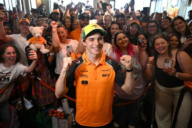 Sport Bilder des Tages F1 MELBOURNE OSCAR PIASTRI, Australian driver Oscar Piastri of McLaren poses for a photo during a fan event at The Espy in Melbourne, Wednesday, March 12, 2025. ( NO ARCHIVING, EDITORIAL USE ONLY, NO USE IN BOOKS WITHOUT CONSENT MELBOURNE VICTORIA AUSTRALIA  Copyright: xJOELxCARRETTx 20250312123306178869