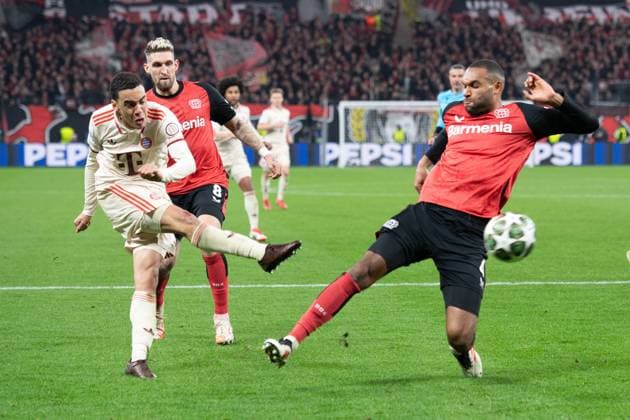 Jamal MUSIALA (M) trifft mit diesem Schuss die Latte, Torchance, gegen Jonathan TAH (LEV) Aktion, Zweikampf, Fussball UEFA Champions League Achtelfinale FC Bayern Muenchen - Bayer 04 Leverkusen (LEV) - FC Bayern Muenchen (M) 0-2 am 11.03.2025 , B A Y A R E N A Leverkusen. Â