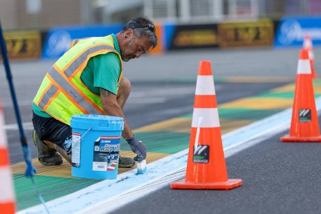 F1 Grand Prix Of Australia - Previews A staff member paints the curb during previews ahead of the F1 Grand Prix of Australia at Albert Park Circuit in Melbourne, Australia, on March 12, 2025. melbourne Victoria Australia  Copyright: xPaddockerx originalFilename:paddocker-f1grandp250312_npktD.jpg
