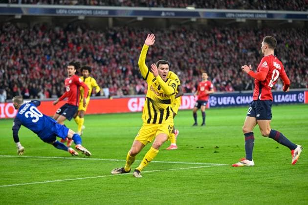 Lille, Stade Pierre Mauroy, 12 03 25, FRA, Men, UEFA Champions League, Season 2024 2025, Round of 16, OSC Lille Borussia Dortmund Image Pascal GROSS Dortmund reklamiert UEFA regulations prohibit any use of photographs as image sequences and or quasi video Hauts de France France