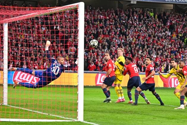 Lille, Stade Pierre Mauroy, 12 03 25, FRA, Men, UEFA Champions League, Season 2024 2025, Round of 16, OSC Lille Borussia Dortmund Bild Torchance Julian BRANDT Dortmund UEFA regulations prohibit any use of photographs as image sequences and or quasi video Hauts de France France