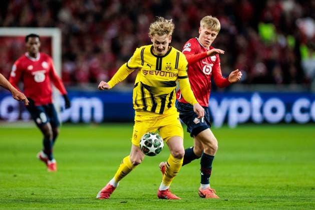 UEFA Champions League, LOSC Lille Borussia Dortmund 12 03 2025 duel Julian Brandt Borussia Dortmund, 10 , Hakon Arnar Haraldsson LOSC Lille, 7 UEFA Champions League round of 16 second leg, LOSC Lille Borussia Dortmund Lille, Stade Pierre Mauroy on 12 03 2025 Copyright: xBEAUTIFULxSPORTS Wunderlx