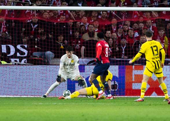 Lille, Stade Pierre Mauroy, 12 03 2025 Jonathan David of Lille scores the 1 0 goal during the match of the Championsleague Round 16 between Lille OSC v Borussia Dortmund