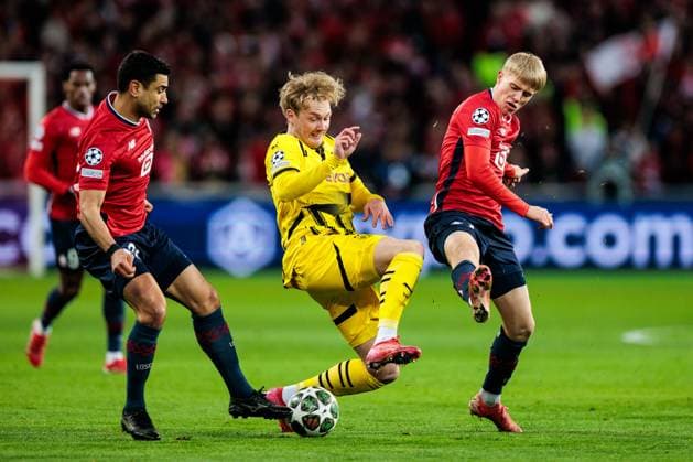 UEFA Champions League, LOSC Lille Borussia Dortmund 12 03 2025 duel Aissa Mandi LOSC Lille, 2 , Julian Brandt Borussia Dortmund, 10 , Hakon Arnar Haraldsson LOSC Lille, 7 UEFA Champions League round of 16 second leg, LOSC Lille Borussia Dortmund Lille, Stade Pierre Mauroy on 12 03 2025 Copyright: xBEAUTIFULxSPORTS Wunderlx