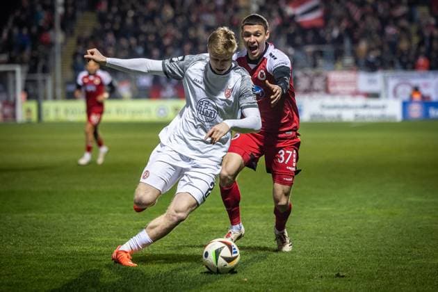 3 Liga FC Viktoria Köln Rot Weiß Essen, 12 03 2025 In the duel Julian Eitschberger Rot Weiß Essen, 2 and Niklas May FC Viktoria Köln, 37 Cologne, 12 03 2025, 28 matchday of the 3 soccer league, FC Viktoria Köln Rot Weiß Essen at Sportpark Hoehenberg in Cologne The DFL regulations prohibit the use of photographs as image sequences and or quasi videos Copyright: xBEAUTIFULxSPORTS LeahxKohringx
