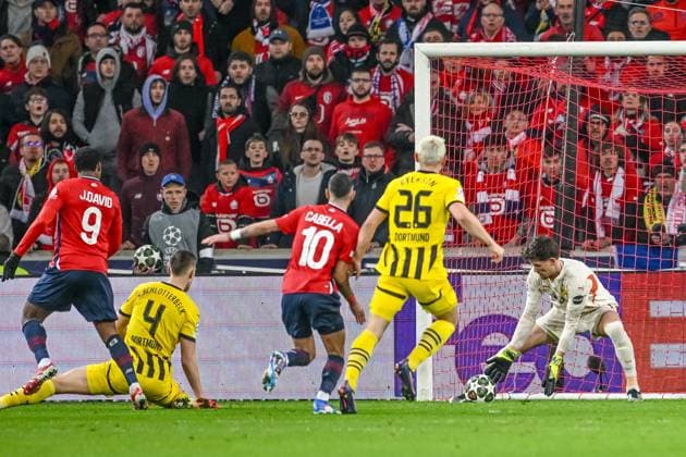 Lille, France, 12 03 2025 Jonathan David LOSC Lille scores his team s first goal during the UEFA Champions League 2024 25 Round of 16 Second Leg match between LOSC Lille and Borussia Dortmund at Stade Pierre Mauroy on March 12, 2025 in Lille, France Photo by Harry Langer DeFodi Images
