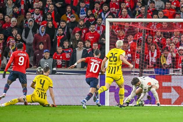 Lille, France, 12 03 2025 Jonathan David LOSC Lille scores his team s first goal during the UEFA Champions League 2024 25 Round of 16 Second Leg match between LOSC Lille and Borussia Dortmund at Stade Pierre Mauroy on March 12, 2025 in Lille, France Photo by Harry Langer DeFodi Images