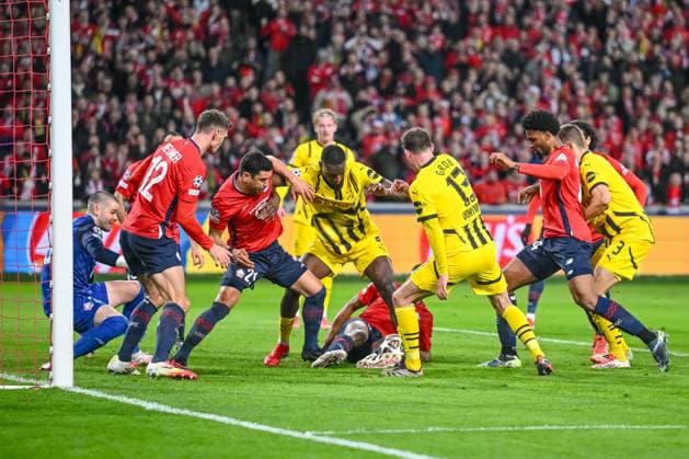 Lille, France, 12 03 2025 Benjamin Andre LOSC Lille , Serhou Guirassy BV Borussia Dortmund and Pascal Gross BV Borussia Dortmund battle for the ball during the UEFA Champions League 2024 25 Round of 16 Second Leg match between LOSC Lille and Borussia Dortmund at Stade Pierre Mauroy on March 12, 2025 in Lille, France Photo by Harry Langer DeFodi Images