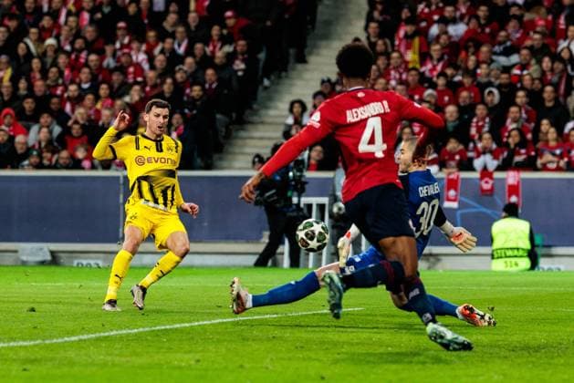 UEFA Champions League, LOSC Lille Borussia Dortmund 12 03 2025 Pascal Gross Borussia Dortmund, 13 shoots, Lucas Chevalier LOSC Lille, 30 , Alexsandro LOSC Lille, 4 UEFA Champions League round of 16 second leg, LOSC Lille Borussia Dortmund Lille, Stade Pierre Mauroy on 12 03 2025 Copyright: xBEAUTIFULxSPORTS Wunderlx