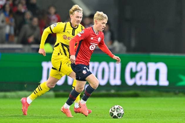 Lille, Stade Pierre Mauroy, 12 03 25, FRA, Men, UEFA Champions League, Season 2024 2025, Round of 16, OSC Lille Borussia Dortmund Picture from left in duel Julian BRANDT Dortmund and Hakon Arnar HARALDSSON Lille UEFA regulations prohibit any use of photographs as image sequences and or quasi video Hauts de France France