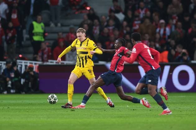 12 03 2025, UEFA Champions League, round of 16, Lille OSC Borussia Dortmund, f l Maximilian Beier Borussia Dortmund , Ngal Ayel Mukau LOSC Lille , Lille Stade Pierre Mauroy Decathlon Arena Paris xRHR PHOTO DEx Copyright: DennisxEwert RHR-FOTOx RHR-FOTO DE