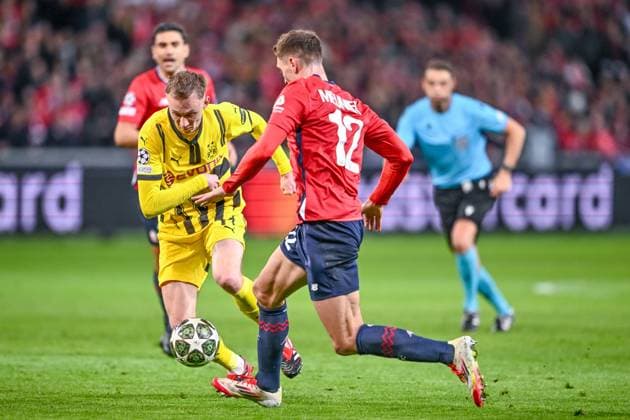 Lille, France, 12 03 2025 Maximilian Beier BV Borussia Dortmund and Thomas Meunier LOSC Lille battle for the ball during the UEFA Champions League 2024 25 Round of 16 Second Leg match between LOSC Lille and Borussia Dortmund at Stade Pierre Mauroy on March 12, 2025 in Lille, France Photo by Harry Langer DeFodi Images