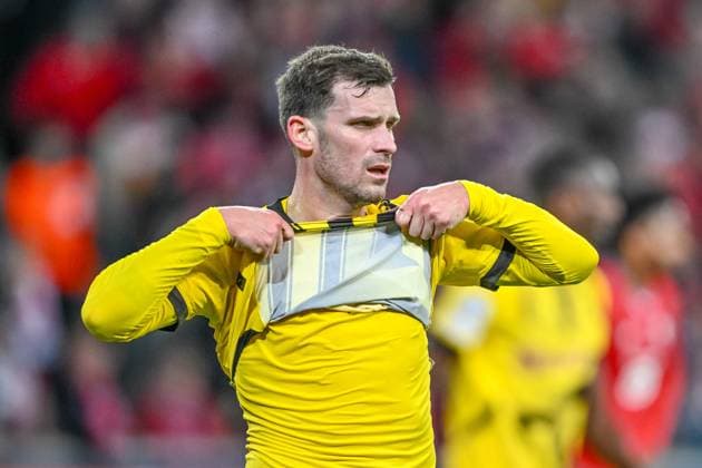 Lille, France, 12 03 2025 Pascal Gross BV Borussia Dortmund gestures looks dejected during the UEFA Champions League 2024 25 Round of 16 Second Leg match between LOSC Lille and Borussia Dortmund at Stade Pierre Mauroy on March 12, 2025 in Lille, France Photo by Harry Langer DeFodi Images
