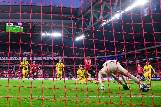 FOOTBALL : Lille vs Borussia Dortmund - Ligue des Champions - 12 03 2025 Photo taken with a remote camera - Jonathan David ( 9 - Lille ) beats Gregor Kobel ( 1 - Borussia Dortmund ) and scores a goal during UEFA Champions League match between Lille OSC and Borussia Dortmund at Stade Pierre Mauroy on March 12, 2025 in Lille, France. ( Photo by Dante Badano PsnewZ ) - LilleFrance  Copyright: xDantexBadanox