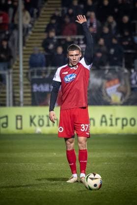 3 Liga FC Viktoria Köln Rot Weiß Essen, 12 03 2025 Niklas May FC Viktoria Köln, 37 zum Freistoß Köln, 12 03 2025, 28 Matchday of the 3 Soccer League, FC Viktoria Köln Rot Weiß Essen at Sportpark Hoehenberg in Cologne The DFL regulations prohibit the use of photographs as image sequences and or quasi videos Copyright: xBEAUTIFULxSPORTS LeahxKohringx