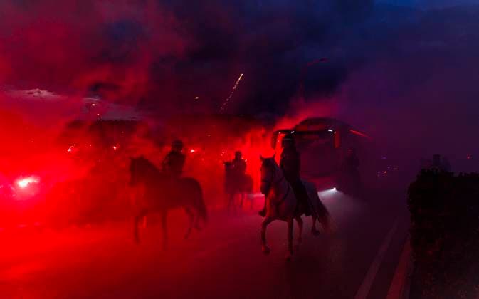 Atletico de Madrid vs Real Madrid CF - UEFA Champions League - 12 03 2025 Atletico Madrid fans waiting for the arrival of their team bus with flares and fireworks under the presence of police during the UEFA Champions League match between Atletico de Madrid and Real Madrid CF at Estadio Riyadh Air Metropolitano on March 12, 2025 in Madrid, Spain. Madrid Spain Copyright: xPGSxPhotoxAgencyx