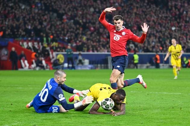 Lille, Stade Pierre Mauroy, 12 03 25, FRA, Men, UEFA Champions League, Season 2024 2025, Round of 16, OSC Lille Borussia Dortmund Picture from left in duel Serhou GUIRASSY Dortmund and Thomas MEUNIER Lille penalty kick UEFA regulations prohibit any use of photographs as image sequences and or quasi video Hauts de France France