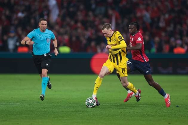 12 03 2025, UEFA Champions League, round of 16, Lille OSC Borussia Dortmund, f l Referee Sandro Schärer SUI , Maximilian Beier Borussia Dortmund , Ngal Ayel Mukau LOSC Lille , Lille Stade Pierre Mauroy Decathlon Arena Paris xRHR PHOTO DEx Copyright: DennisxEwert RHR-FOTOx RHR-FOTO DE