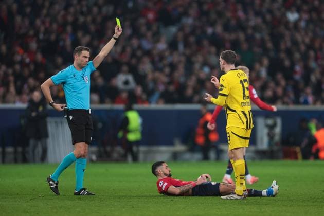 12 03 2025, UEFA Champions League, round of 16, Lille OSC Borussia Dortmund, f l Referee Sandro Schärer SUI shows Pascal Groß Borussia Dortmund the yellow card, Lille Stade Pierre Mauroy Decathlon Arena Paris xRHR PHOTO DEx Copyright: DennisxEwert RHR-FOTOx RHR-FOTO DE