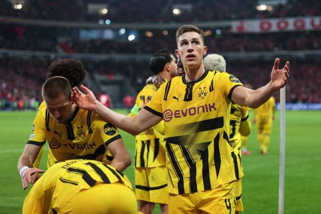 12 03 2025, UEFA Champions League, round of 16, Lille OSC Borussia Dortmund, Nico Schlotterbeck Borussia Dortmund fires up the fans, Lille Stade Pierre Mauroy Decathlon Arena Paris xRHR PHOTO DEx Copyright: DennisxEwert RHR-FOTOx RHR-FOTO DE