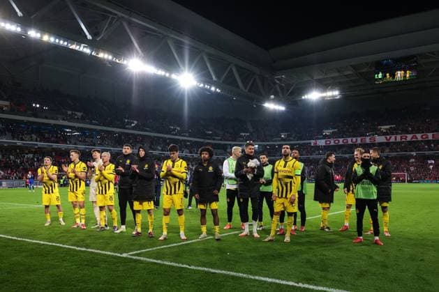 12 03 2025, UEFA Champions League, Round of 16, Lille OSC Borussia Dortmund, The BVB players celebrate reaching the quarter-finals with the fans, Lille Stade Pierre Mauroy Decathlon Arena Paris xRHR PHOTO DEx Copyright: DennisxEwert RHR-FOTOx RHR-FOTO DE