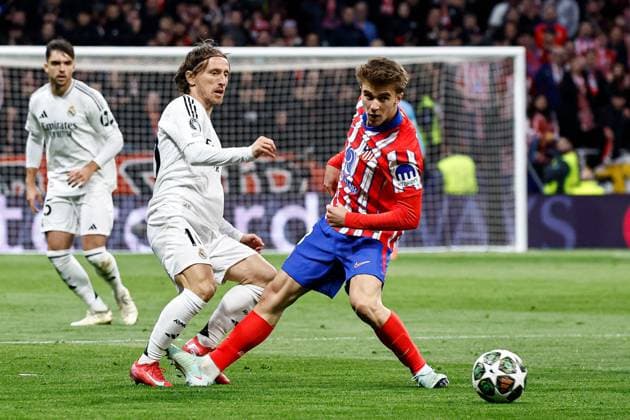 Luka Modric of Real Madrid battles with Pablo Barrios of Atlà tico Madrid Atletico Madrid v Real Madrid, UEFA Champions League, Round of 16, Second Leg, Football, Riyadh Air Metropolitano Stadium, Madrid, Spain - 12 Mar 2025 EDITORIAL USE ONLY No use with unauthorised audio, video, data, fixture lists, club league logos or live services. Online in-match use limited to 120 images, no video emulation. No use in betting, games or single club league player publications. Copyright: xRubenxAlbarran Shutterstockx 15188186l