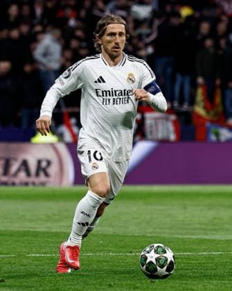 Luka Modric of Real Madrid Atletico Madrid v Real Madrid, UEFA Champions League, Round of 16, Second Leg, Football, Riyadh Air Metropolitano Stadium, Madrid, Spain - 12 Mar 2025 EDITORIAL USE ONLY No use with unauthorised audio, video, data, fixture lists, club league logos or live services. Online in-match use limited to 120 images, no video emulation. No use in betting, games or single club league player publications. Copyright: xRubenxAlbarran Shutterstockx 15188186p