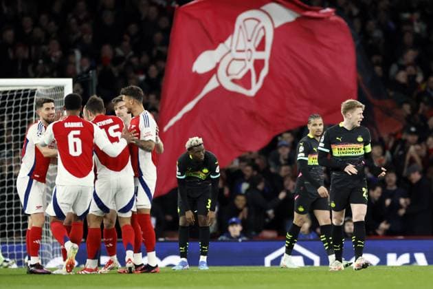 LONDON - (l-r) Adamo Nagalo of PSV Eindhoven, Armando Obispo of PSV Eindhoven, Jerdy Schouten of PSV Eindhoven bale after the 1-0 during the UEFA Champions league match between Arsenal FC and PSV Eindhoven at Emirates Stadium on March 12, 2025 in London, England. ANP KOEN VAN WEEL UEFA Champions League 2024 25 Round of 16 Second Leg 2024 25 xVIxANPxSportx xxANPxIVx 522215071 originalFilename: 522215071.jpg